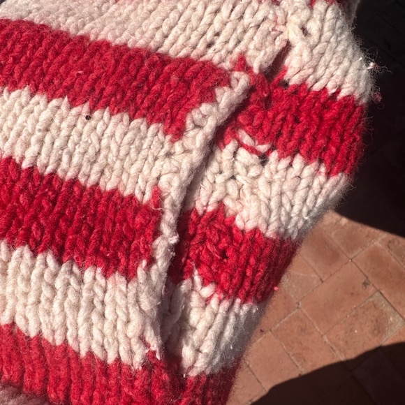 Sweater with hood and pockets - Picture 5 of 8